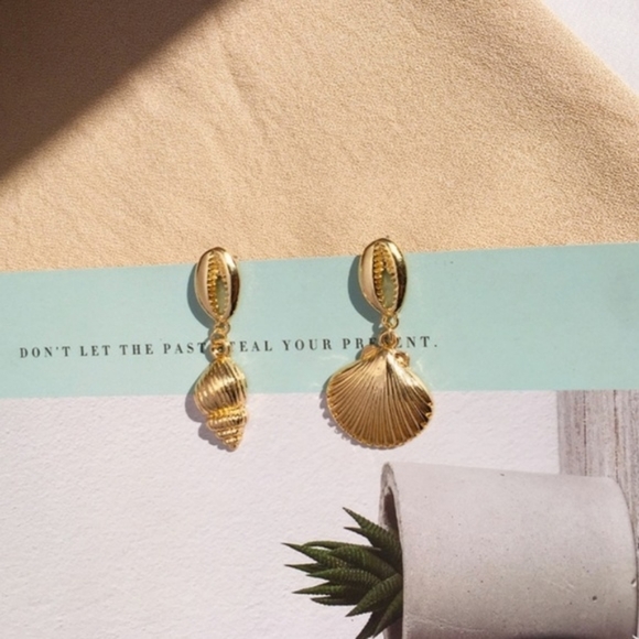 14K Gold Plated Shell Drop Earrings Conch Cowrie - Picture 1 of 2